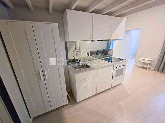 Фасадный дом, реновированный дом, закрытый двор, вход с улицы, лестничная клетка Rīga