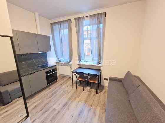 Здание во дворе, реновированный дом, закрытый двор, вход с улицы и со двора, Rīga