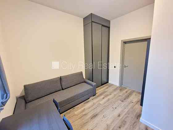 Здание во дворе, реновированный дом, закрытый двор, вход с улицы и со двора, Rīga