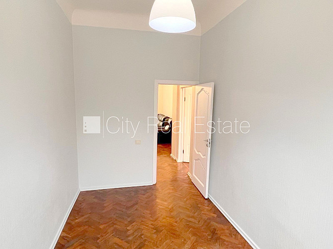 Fasādes māja, ieeja no ielas, kāpņu telpa pēc kosmētiskā remonta, logi vērsti mājas abās Rīga - foto 12