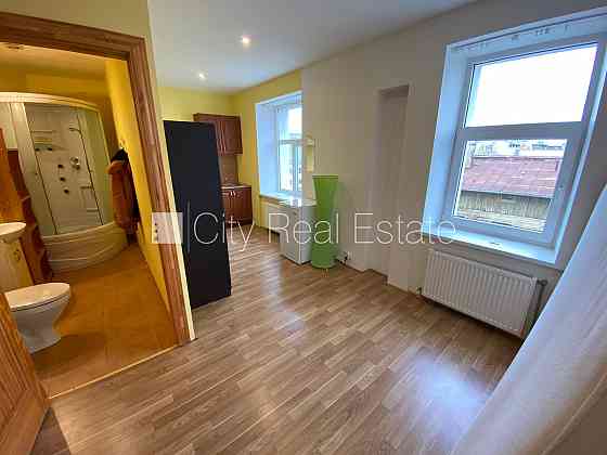 Фасадный дом, реновированный дом, закрытый двор, вход с улицы, лестничная клетка Rīga