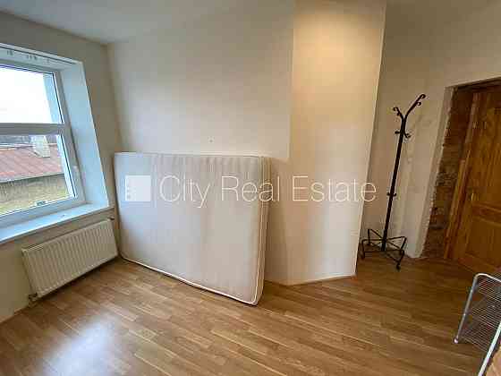 Фасадный дом, реновированный дом, закрытый двор, вход с улицы, лестничная клетка Rīga