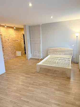 Здание во дворе, реновированный дом, закрытый двор, вход с улицы и со двора, Rīga