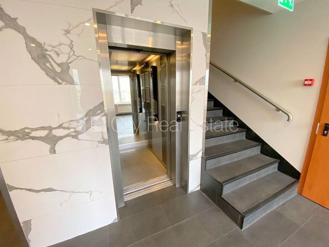 Fasādes māja, renovēta māja, ieeja no ielas, ir lifts, kāpņu telpa pēc kapitālā remonta, Rīga - foto 15