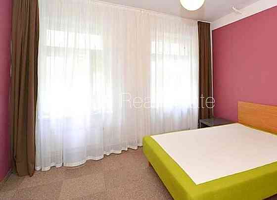 Фасадный дом, подъездная дорога покрыта брущаткoй, вход с улицы, окна выходят в Rīga