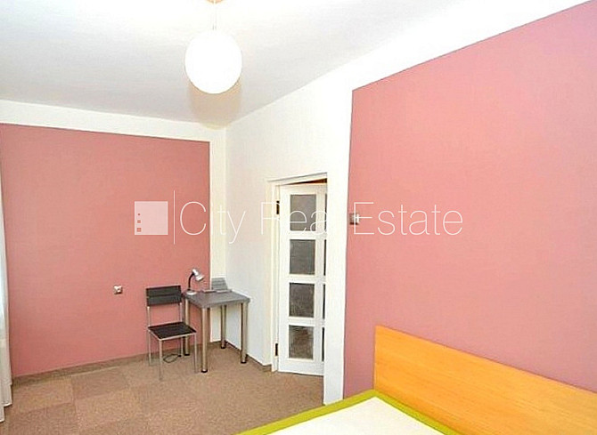 Fasādes māja, bruģēts piebraucamais ceļš, ieeja no ielas, logi vērsti mājas abās pusēs, Rīga - foto 8