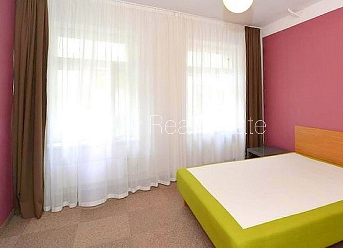 Fasādes māja, bruģēts piebraucamais ceļš, ieeja no ielas, logi vērsti mājas abās pusēs, Rīga - foto 5