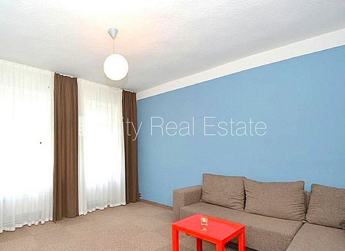 Fasādes māja, bruģēts piebraucamais ceļš, ieeja no ielas, logi vērsti mājas abās pusēs, Rīga - foto 3