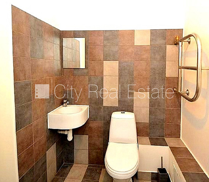 Fasādes māja, bruģēts piebraucamais ceļš, ieeja no ielas, logi vērsti mājas abās pusēs, Rīga - foto 9