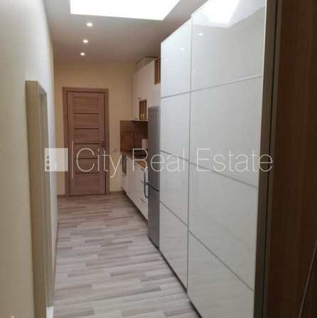 Pagalma ēka, renovēta māja, ieeja no pagalma, kāpņu telpa pēc kapitālā remonta, studio Rīga - foto 9