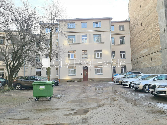 Pagalma ēka, renovēta māja, ieeja no pagalma, kāpņu telpa pēc kapitālā remonta, studio Rīga - foto 12