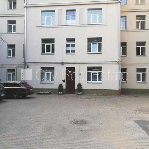 Pagalma ēka, renovēta māja, ieeja no pagalma, kāpņu telpa pēc kapitālā remonta, studio Rīga - foto 11