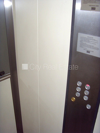 Fasādes māja, renovēta māja, objektu apsargā fiziskā apsardze, ieeja no ielas, mansards, ir Rīga - foto 15