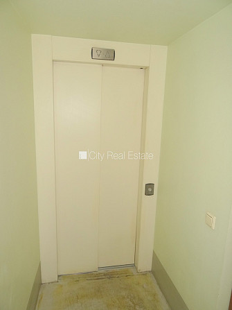 Fasādes māja, renovēta māja, objektu apsargā fiziskā apsardze, ieeja no ielas, mansards, ir Rīga - foto 14