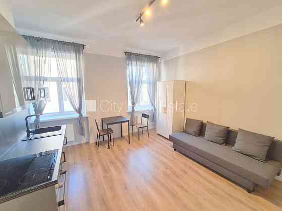 Здание во дворе, реновированный дом, закрытый двор, вход с улицы и со двора, лифт, Rīga