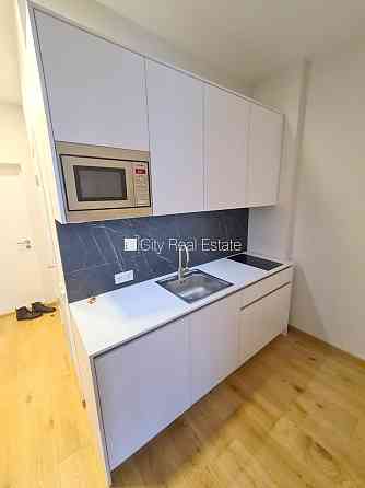 Здание во дворе, реновированный дом, закрытый двор, вход с улицы и со двора, лифт, Rīga