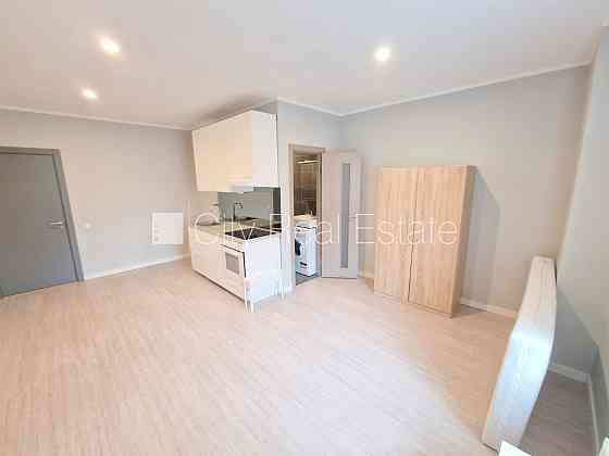 Фасадный дом, реновированный дом, закрытый двор, вход с улицы, лестничная клетка Rīga