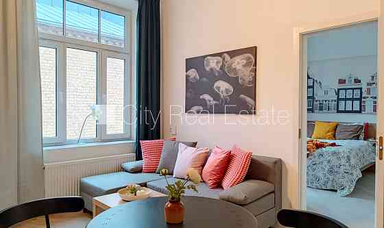 Здание во дворе, реновированный дом, закрытый двор, вход с улицы и со двора, Rīga