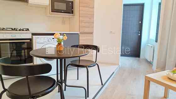 Здание во дворе, реновированный дом, закрытый двор, вход с улицы и со двора, Rīga