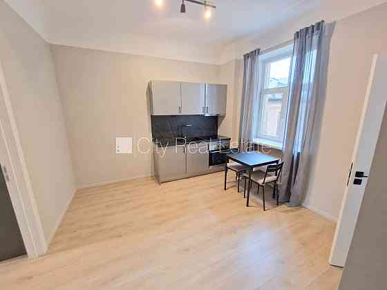 Здание во дворе, реновированный дом, закрытый двор, вход с улицы и со двора, лифт, Rīga