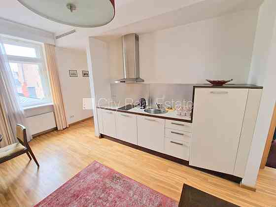 Фасадный дом, вход с улицы, лифт, количество спален 1 шт., высокие потолки, газовое Rīga