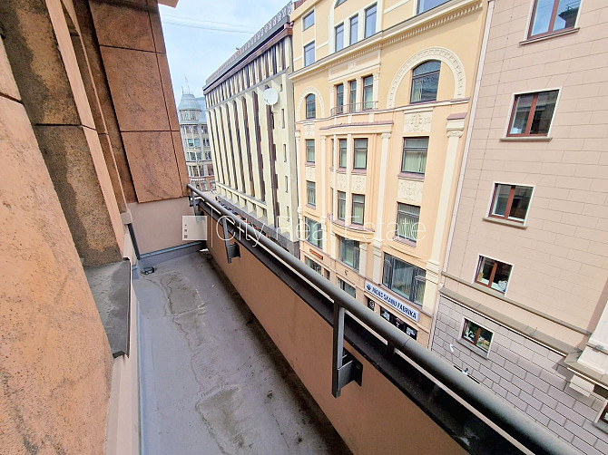 Fasādes māja, ieeja no ielas, ir lifts, kāpņu telpa pēc kapitālā remonta, balkons, logi Rīga - foto 11