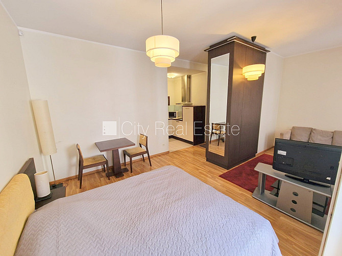 Fasādes māja, ieeja no ielas, ir lifts, kāpņu telpa pēc kapitālā remonta, balkons, logi Rīga - foto 7