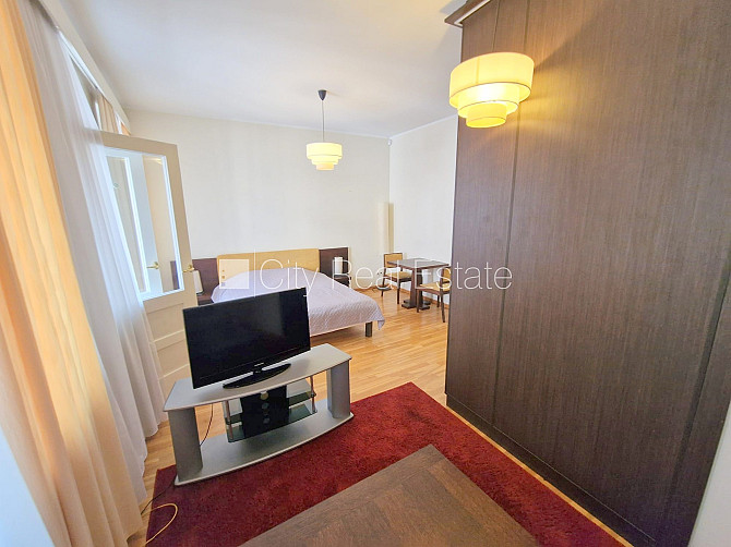 Fasādes māja, ieeja no ielas, ir lifts, kāpņu telpa pēc kapitālā remonta, balkons, logi Rīga - foto 5