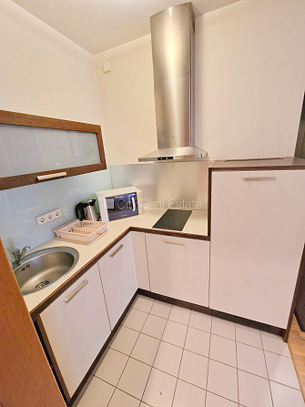 Fasādes māja, ieeja no ielas, ir lifts, kāpņu telpa pēc kapitālā remonta, balkons, logi Rīga - foto 16