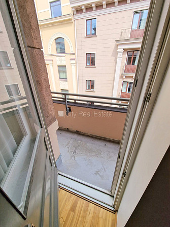 Fasādes māja, ieeja no ielas, ir lifts, kāpņu telpa pēc kapitālā remonta, balkons, logi Rīga - foto 9