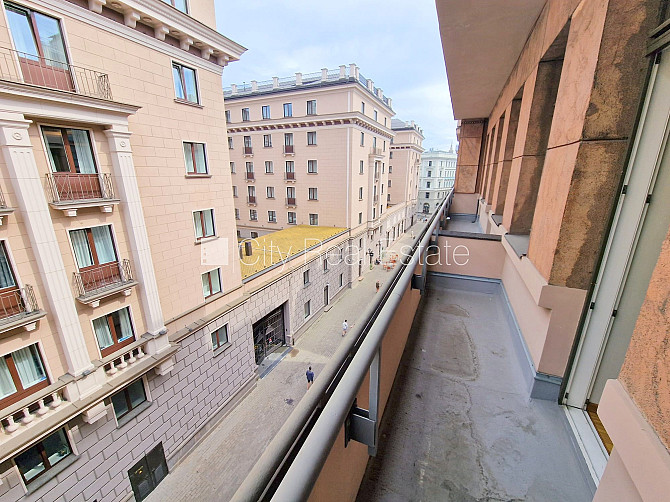 Fasādes māja, ieeja no ielas, ir lifts, kāpņu telpa pēc kapitālā remonta, balkons, logi Rīga - foto 10