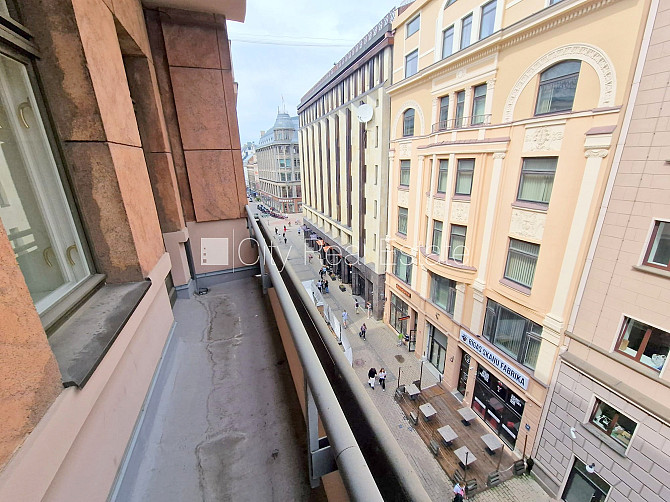 Fasādes māja, ieeja no ielas, ir lifts, kāpņu telpa pēc kapitālā remonta, balkons, logi Rīga - foto 12