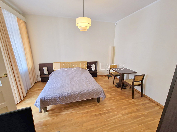 Fasādes māja, ieeja no ielas, ir lifts, kāpņu telpa pēc kapitālā remonta, balkons, logi Rīga - foto 8