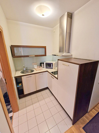 Fasādes māja, ieeja no ielas, ir lifts, kāpņu telpa pēc kapitālā remonta, balkons, logi Rīga - foto 15