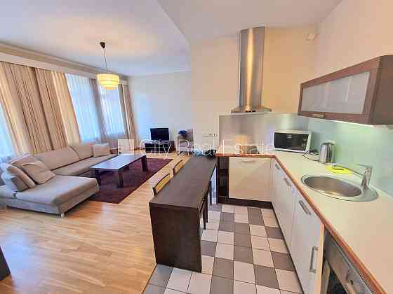 Фасадный дом, реновированный дом, вход с улицы, лифт, лестничная клетка после Rīga