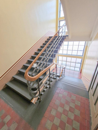 Fasādes māja, renovēta māja, ieeja no ielas, ir lifts, kāpņu telpa pēc kapitālā remonta, Rīga - foto 16