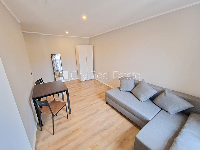 Pagalma ēka, renovēta māja, slēgts pagalms, ieeja no ielas un pagalma, kāpņu telpa pēc Rīga - foto 11