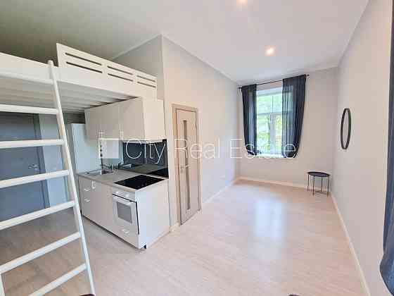 Здание во дворе, реновированный дом, закрытый двор, вход со двора, лестничная Rīga