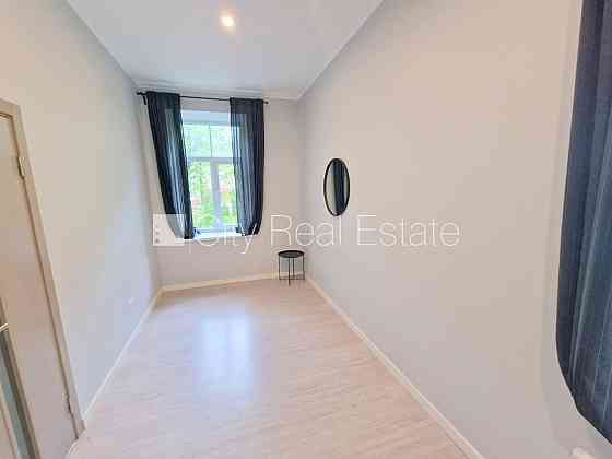 Здание во дворе, реновированный дом, закрытый двор, вход со двора, лестничная Rīga