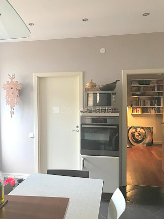 Fasādes māja, slēgts pagalms, vieta automašīnai, ieeja no ielas, kāpņu telpa pēc Rīga - foto 8