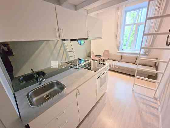 Фасадный дом, реновированный дом, закрытый двор, вход с улицы, лестничная клетка Rīga