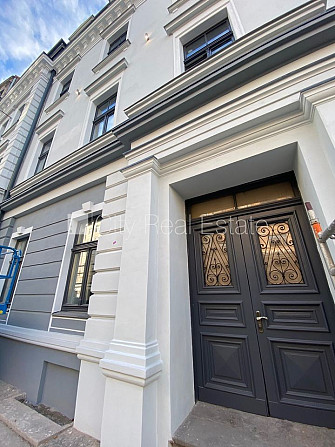 Fasādes māja, renovēta māja, slēgts pagalms, ieeja no ielas, kāpņu telpa pēc kapitālā Rīga - foto 10