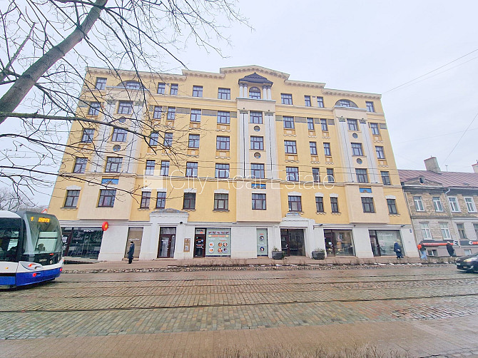 Pagalma ēka, renovēta māja, labiekārtots apzaļumots pagalms, ieeja no ielas, kāpņu telpa Rīga - foto 18