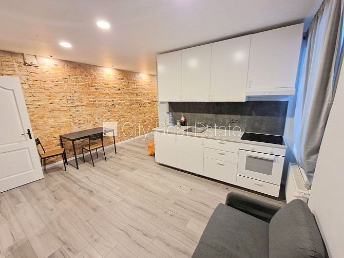 Pagalma ēka, renovēta māja, labiekārtots apzaļumots pagalms, ieeja no ielas, kāpņu telpa Rīga - foto 4