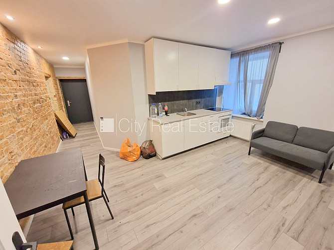 Pagalma ēka, renovēta māja, labiekārtots apzaļumots pagalms, ieeja no ielas, kāpņu telpa Rīga - foto 5