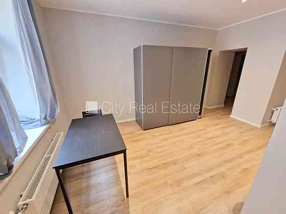 Здание во дворе, реновированный дом, закрытый двор, вход с улицы и со двора, окна Rīga