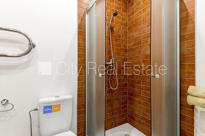 Renovēta māja, labiekārtota apzaļumota teritorija, kāpņu telpa pēc kapitālā remonta, Rīga - foto 4