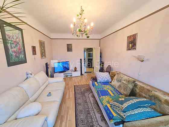 Земля в собственности, фасадный дом, закрытый двор, место для машины, вход со Рига