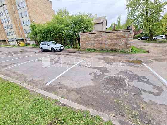 Место для машины, въезд на территорию предъявляя пропуск, стоянка на территории Рига