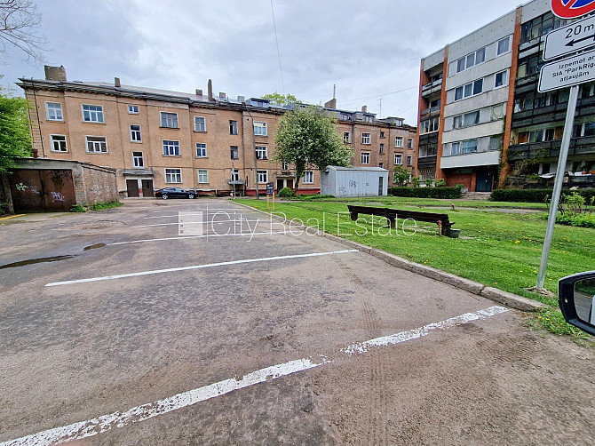 Место для машины, въезд на территорию предъявляя пропуск, стоянка на территории Рига - изображение 1